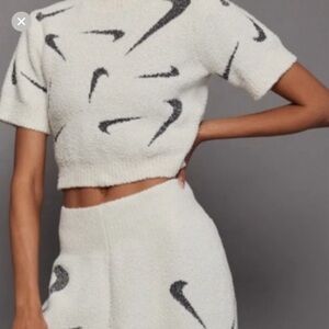 Brand new Nike Crop top size medium 
New without tags